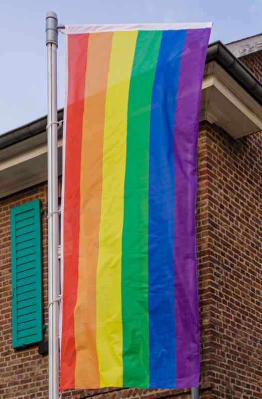 Regenbogenfahne-Jugendheim (c) W. Kehr Regenbogenfahne-Jugendheim