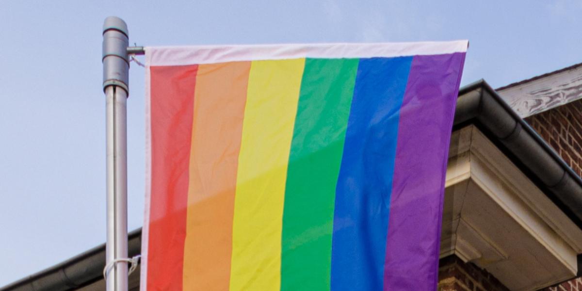 Regenbogenfahne-Jugendheim