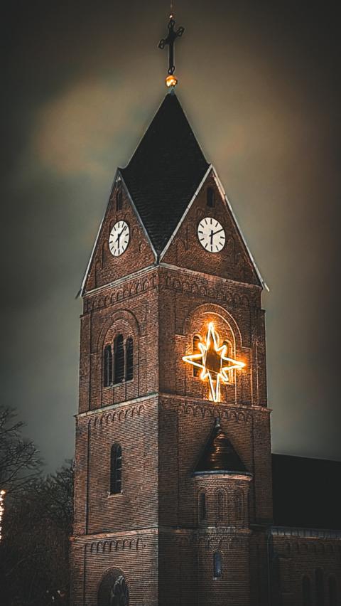 Klaas_-_Stern_an_St._Josef_Kirche_Jan._2025[1]