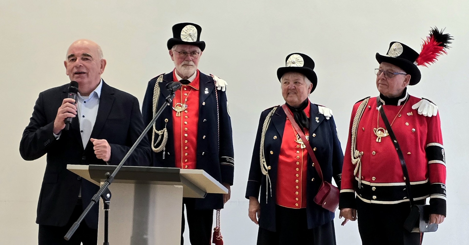 Rolf Kamp, stv. Bürgermeister, und das Traditionspaar der Stadt Langenfeld