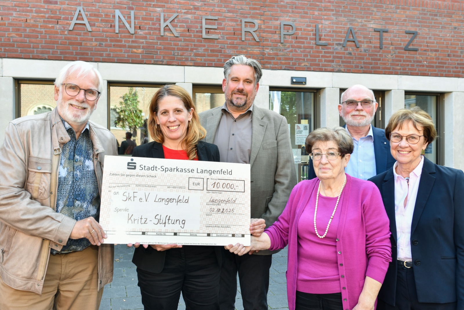Scheckübergabe, v.l.n.r.: Michael Flanhardt, Stephanie Krone, Christian Benzrath, Hanni Jakobs, Dr. Bernd Sprenger, Dr. Eva-Maria Kaufmann
