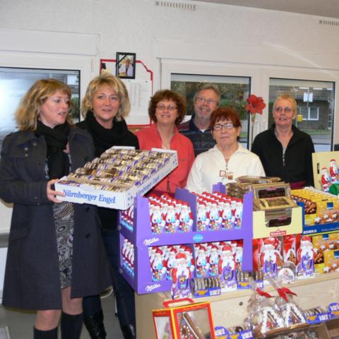 20111213_Spenden von Bürgermeister für Tütenkunden - Dez. 2011