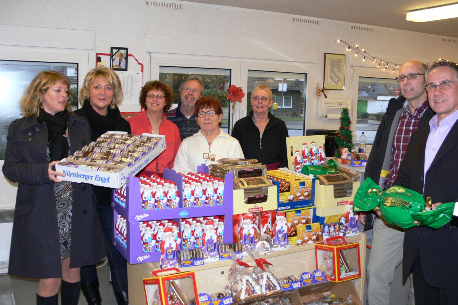 20111213_Spenden von Bürgermeister für Tütenkunden - Dez. 2011