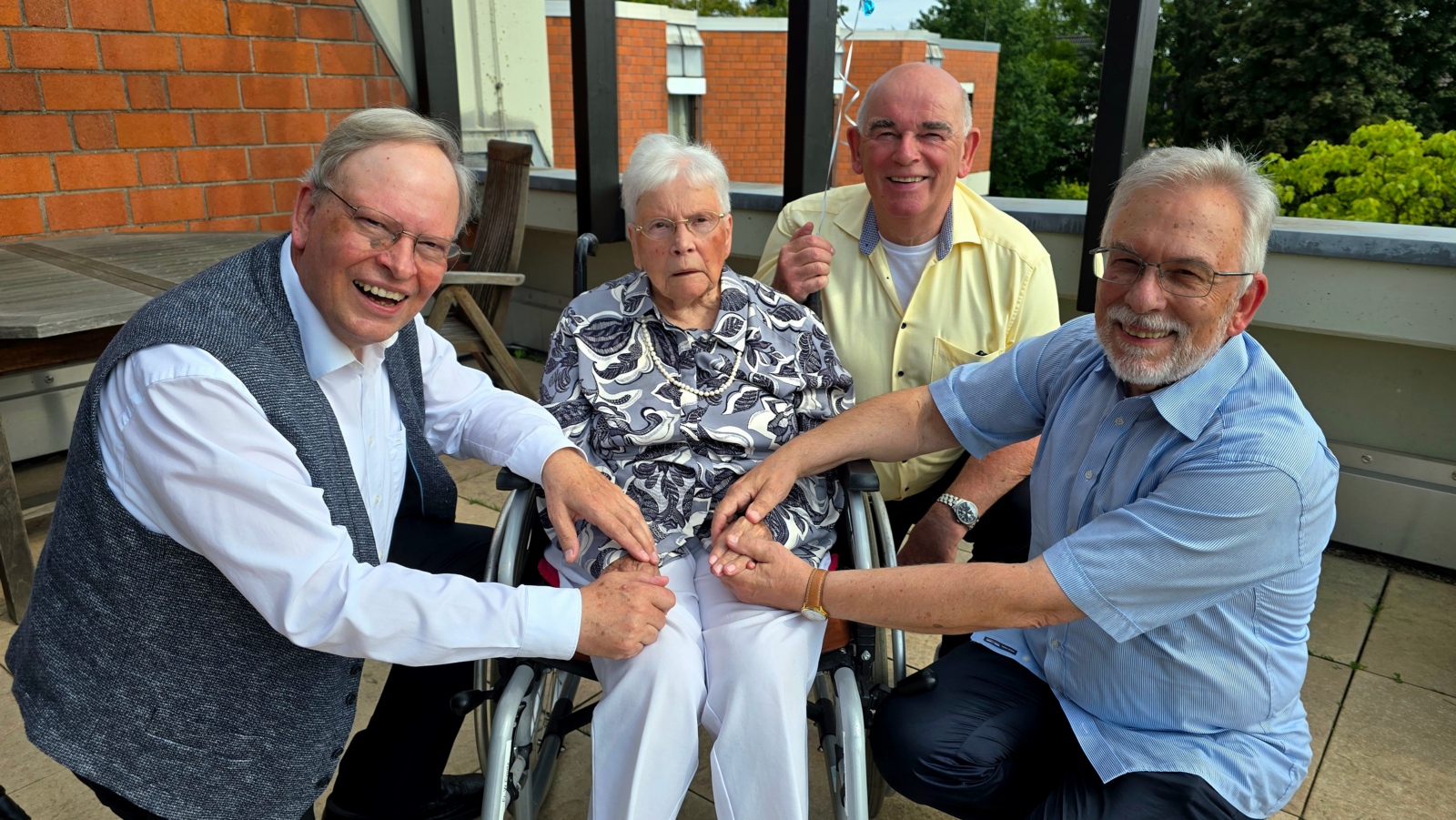 v. lks: Pfr. Wilfried Evertz, die Jubilarin W. Evertz, Chorvorsitzender Rolf Kamp, Dr. Albert Evertz