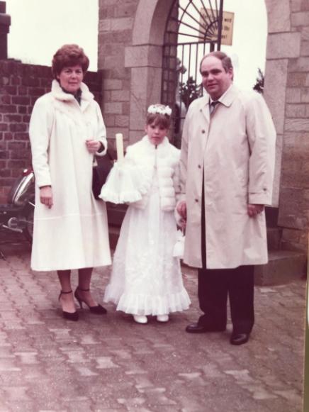 Erstkommunion Britta Schöllmann, 10. April 1983 mit Eltern Anni und Kurt, St. Mariae Geburt (Köln-Zündorf)