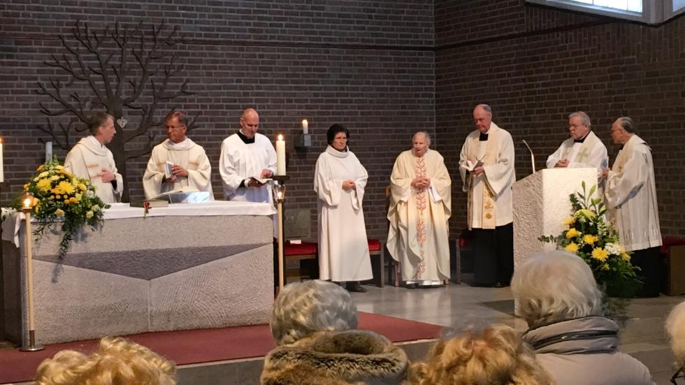 (v. l.: Pfarrer Stephan Weißkopf, Pfr. Gerhard Trimborn, Clemens van de Ven, Gemeindereferentin Barbara Wortberg, Msgr. Engelbert Ippendorf, Pfr. Karl-Heinz Köchling, Pfr. Hermann-Josef Schmitz, Pfr. Michael Nienaber) (v. l.: Pfarrer Stephan Weißkopf, Pfr. Gerhard Trimborn, Clemens van de Ven, Gemeindereferentin Barbara Wortberg, Msgr. Engelbert Ippendorf, Pfr. Karl-Heinz Köchling, Pfr. Hermann-Josef Schmitz, Pfr. Michael Nienaber)