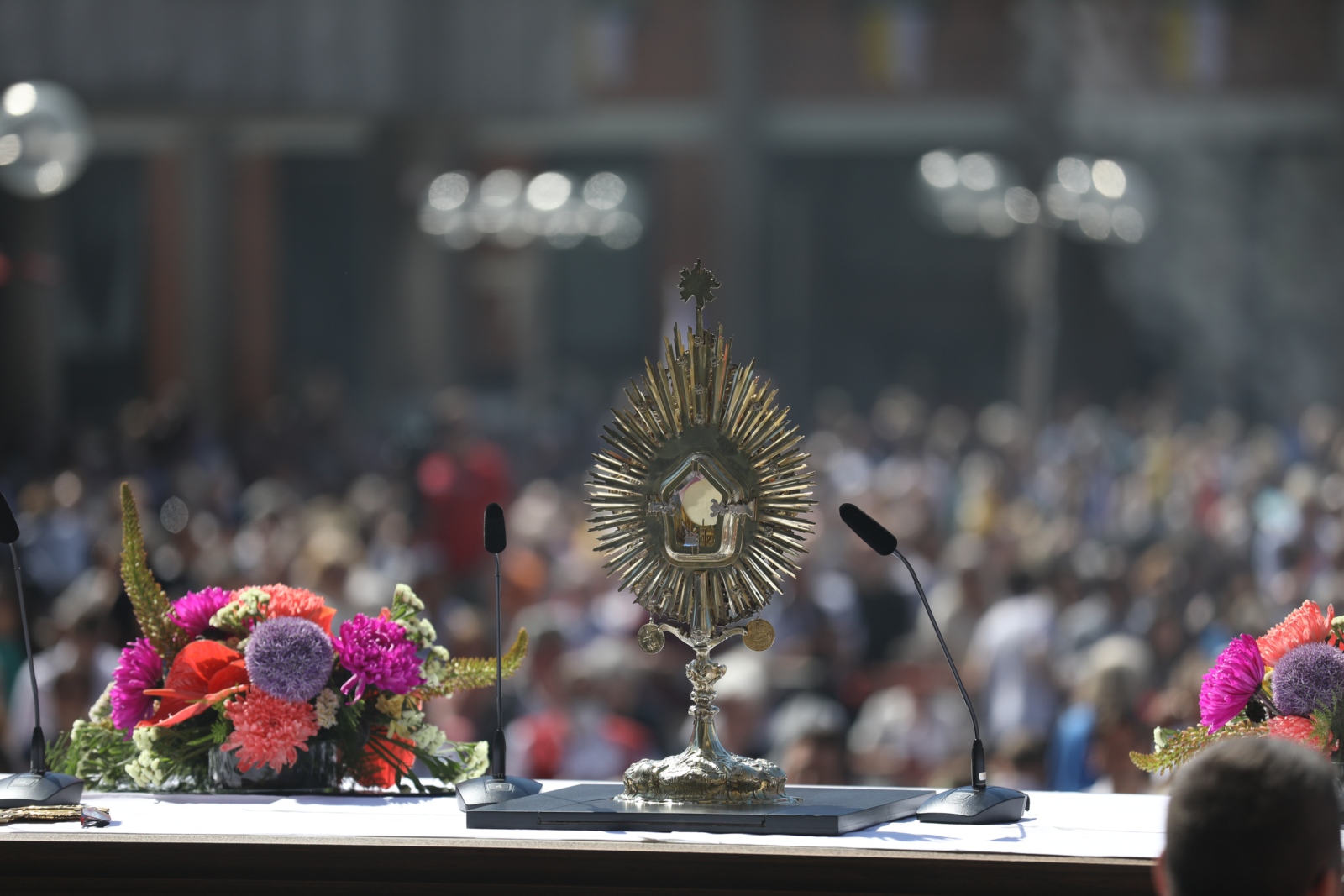 Pontifikalamt auf dem Roncalliplatz und Prozession durch die Kölner Innenstadt zu Fronleichnam am 16.06.2022.