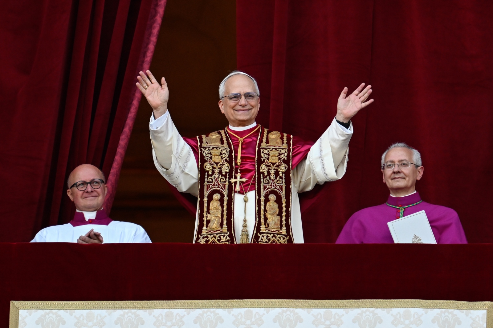 NUTZUNG: Zur Nutzung freigegeben mit Infoamail über Art der Nutzung an newsdesk@erzbistum-koeln.de


Papst Leo XIV., der frühere Kardinal Robert F. Prevost, winkt nach seiner Wahl zum Papst am 8. Mai 2025 der Menge auf dem Petersplatz im Vatikan.